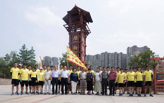新工集团及公司领导与龙舟队队员在比赛现场合影
